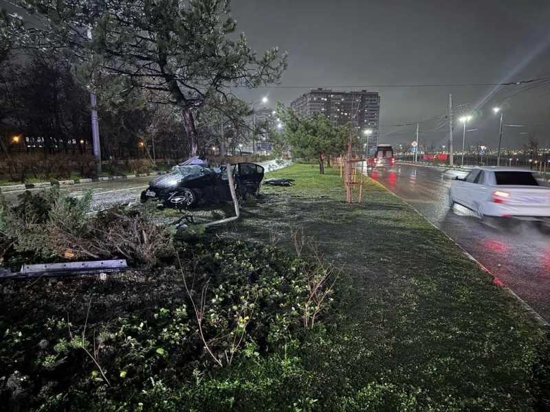 В Новороссийске иномарка перелетела через бордюр и затормозила о дерево