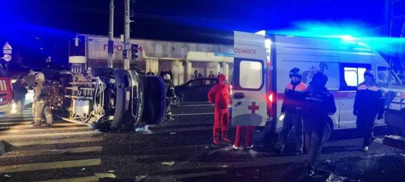 В Новороссийске из-за столкновения лег на бок микроавтобус с пассажирами