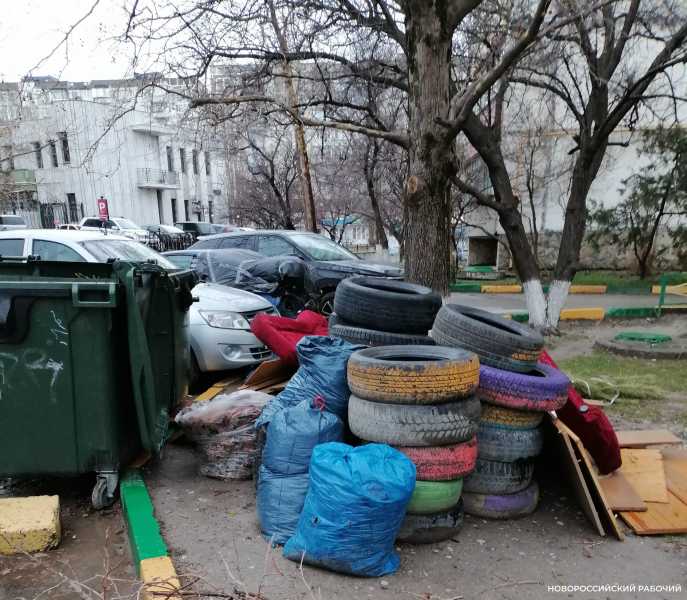 В Новороссийске контейнерную площадку и двор завалили шинами