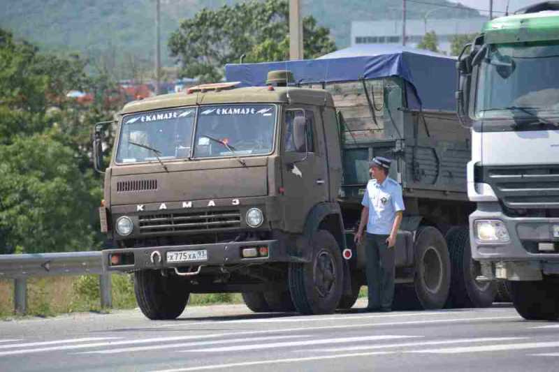 В Новороссийске контейнеры &laquo;выдавили&raquo; фуры на улицы города. Так выгодно бизнесу