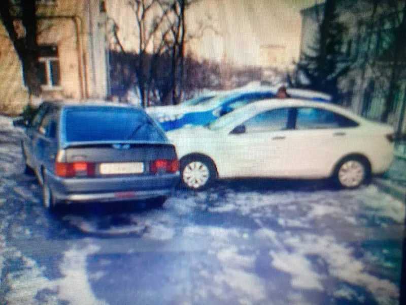 В Новороссийске машины продолжают &laquo;здороваться&raquo; с заборами