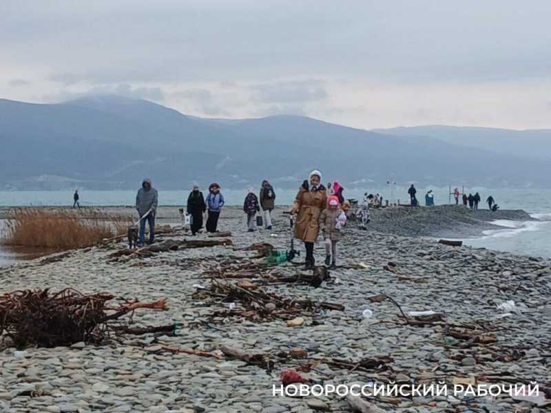 В Новороссийске после шторма пляж усыпан мусорными &laquo;дарами моря&raquo;