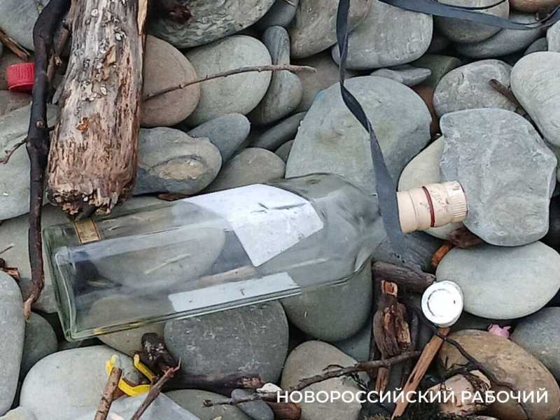 В Новороссийске после шторма пляж усыпан мусорными &laquo;дарами моря&raquo;