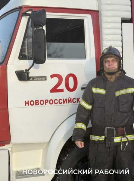 В Новороссийске пожарные полили ледяной водой начальника караула. Традиция есть традиция!