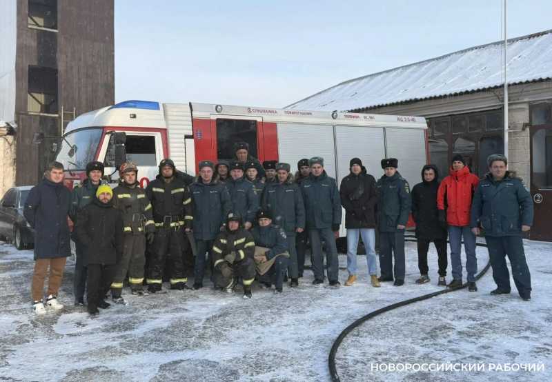 В Новороссийске пожарные полили ледяной водой начальника караула. Традиция есть традиция!
