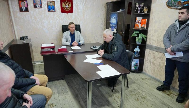 В Новороссийске продолжаются работы по расчистке тротуаров и дорог от снежных накатов и гололеда