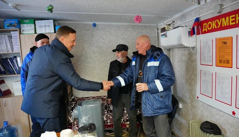 В Новороссийске продолжаются работы по расчистке тротуаров и дорог от снежных накатов и гололеда