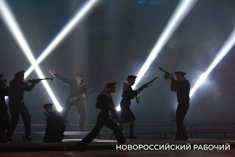В Новороссийске прошла премьера спектакля про два легендарных десанта