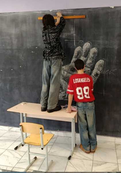 В Новороссийске школьники мелками нарисовали картину &laquo;Блокадный хлеб&raquo; 4 х 4 метра