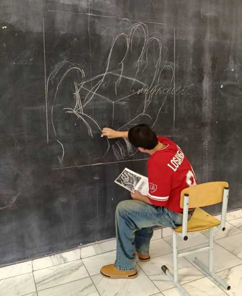 В Новороссийске школьники мелками нарисовали картину &laquo;Блокадный хлеб&raquo; 4 х 4 метра