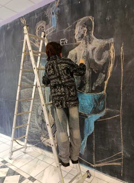 В Новороссийске школьники мелками нарисовали картину &laquo;Блокадный хлеб&raquo; 4 х 4 метра