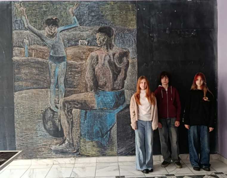 В Новороссийске школьники мелками нарисовали картину &laquo;Блокадный хлеб&raquo; 4 х 4 метра