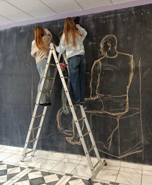 В Новороссийске школьники мелками нарисовали картину &laquo;Блокадный хлеб&raquo; 4 х 4 метра