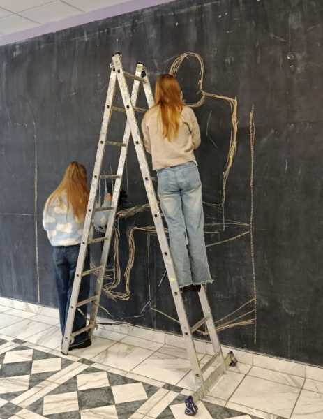 В Новороссийске школьники мелками нарисовали картину &laquo;Блокадный хлеб&raquo; 4 х 4 метра