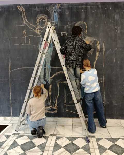 В Новороссийске школьники мелками нарисовали картину &laquo;Блокадный хлеб&raquo; 4 х 4 метра