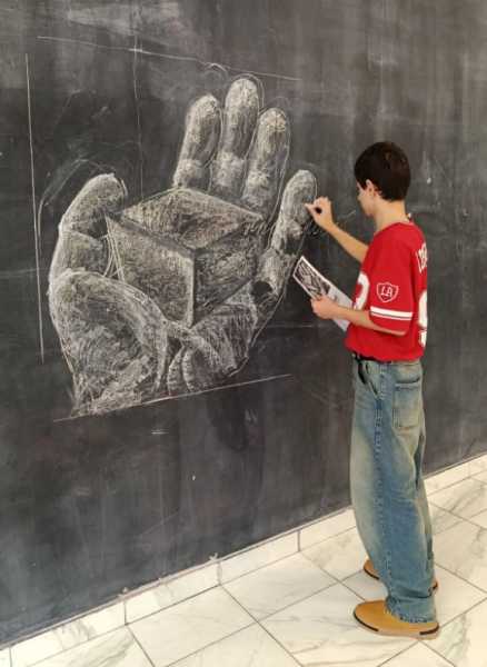 В Новороссийске школьники мелками нарисовали картину &laquo;Блокадный хлеб&raquo; 4 х 4 метра