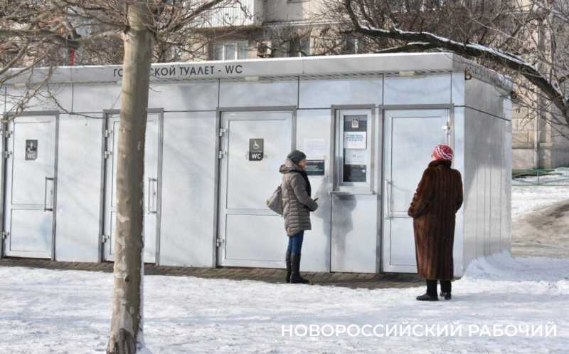 В Новороссийске &laquo;смотритель&raquo; общественного туалета трудится без перерыва на стихию