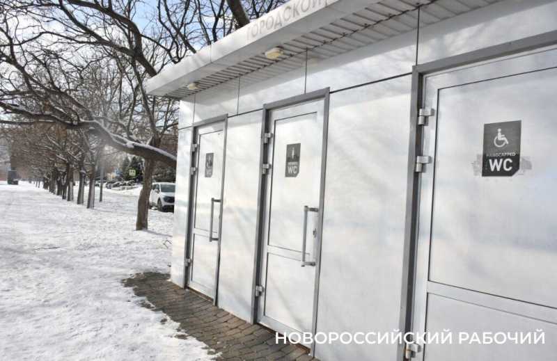 В Новороссийске &laquo;смотритель&raquo; общественного туалета трудится без перерыва на стихию