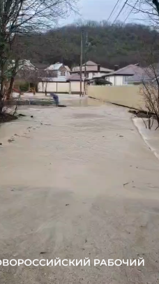 В Новороссийске спасатели помогают спасать затопленные улицы