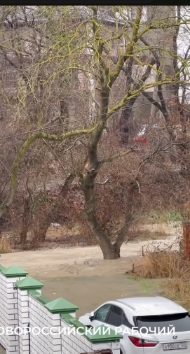 В Новороссийске спасатели помогают спасать затопленные улицы