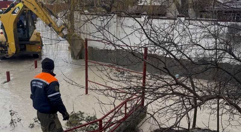 В Новороссийске спасатели помогают спасать затопленные улицы