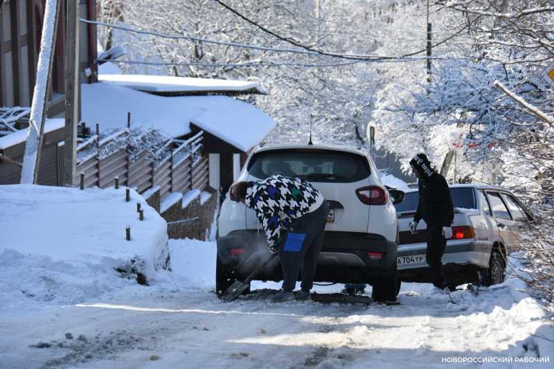 В Новороссийске троллейбус &laquo;подрихтовал&raquo; легковушку, а такси выловили из речки