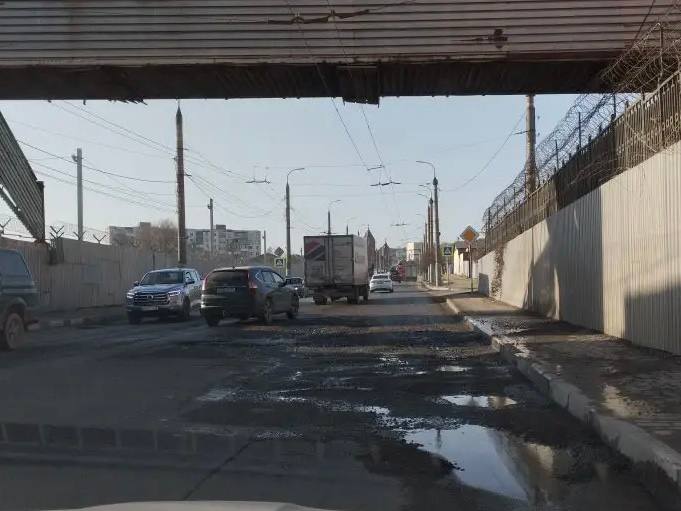 В Новороссийске вместе со снегом сошел и асфальт