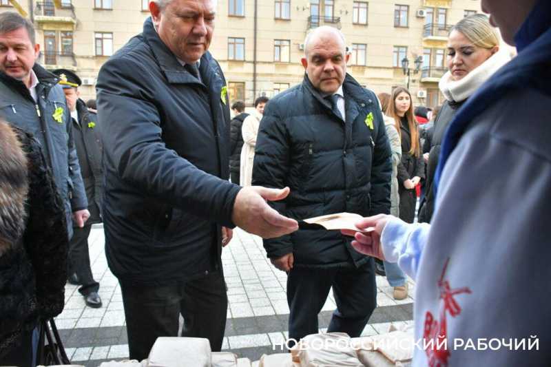 В Новороссийске волонтеры раздают &laquo;Блокадный хлеб&raquo;