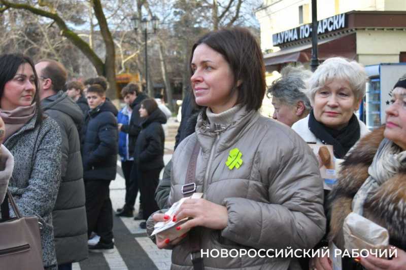 В Новороссийске волонтеры раздают &laquo;Блокадный хлеб&raquo;