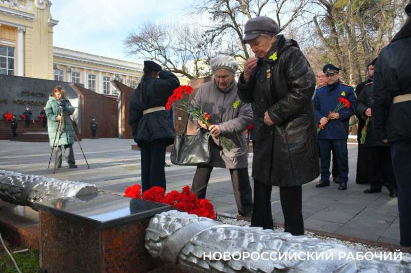 В Новороссийске волонтеры раздают &laquo;Блокадный хлеб&raquo;
