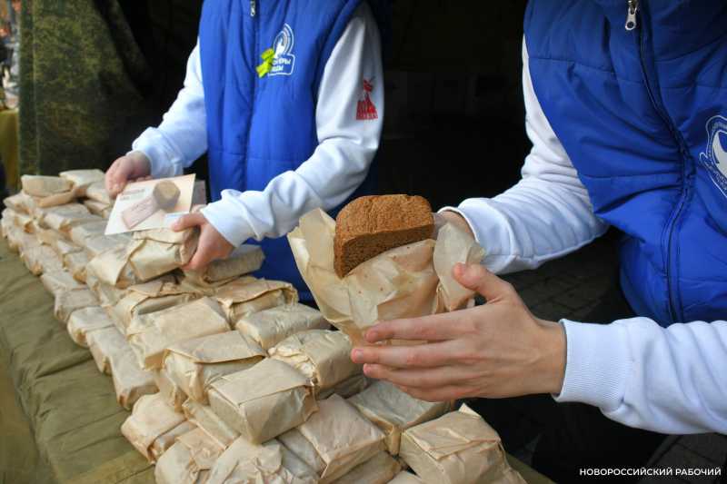 В Новороссийске волонтеры раздают &laquo;Блокадный хлеб&raquo;