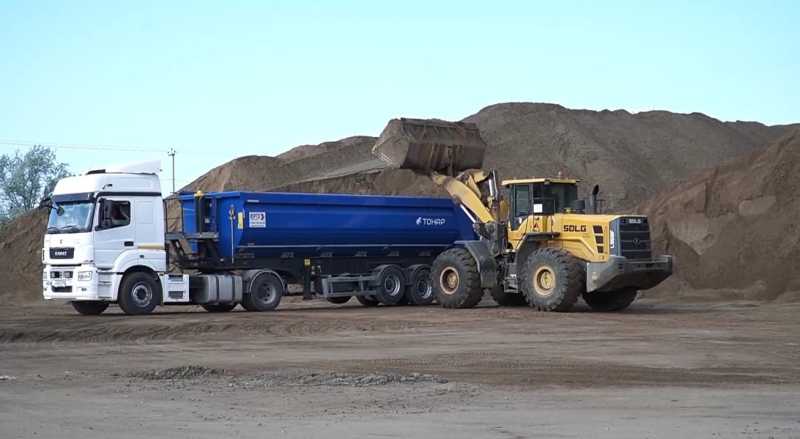 В Новороссийске жители сбрасываются на песок для борьбы с гололедом. Сколько это стоит