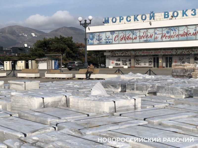 В Новороссийске жители тестируют новые скамейки для набережной