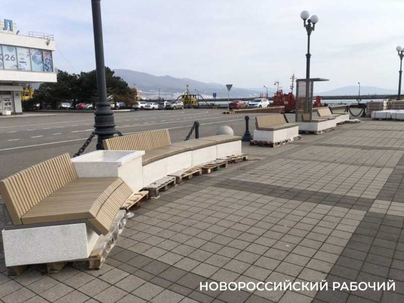 В Новороссийске жители тестируют новые скамейки для набережной