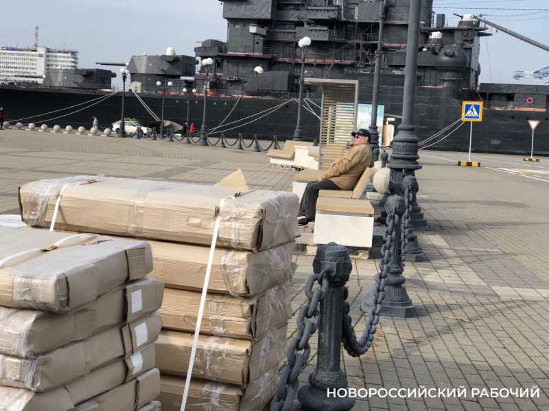 В Новороссийске жители тестируют новые скамейки для набережной