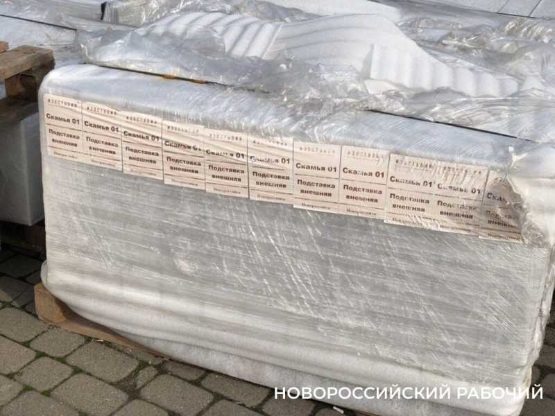 В Новороссийске жители тестируют новые скамейки для набережной