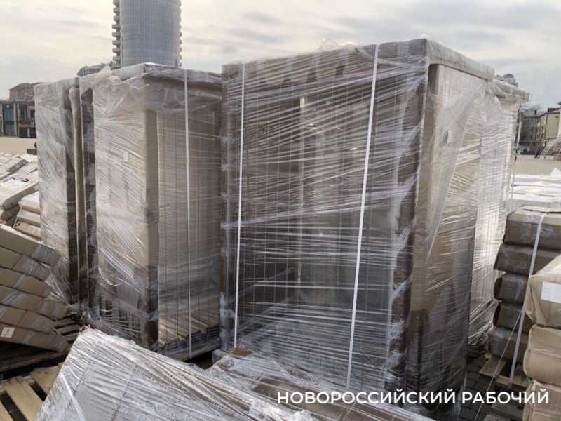 В Новороссийске жители тестируют новые скамейки для набережной