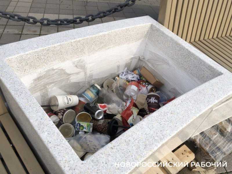 В Новороссийске жители тестируют новые скамейки для набережной