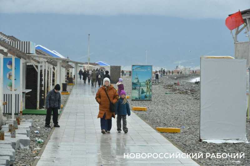 В первый погожий день новороссийцы гуляют у моря