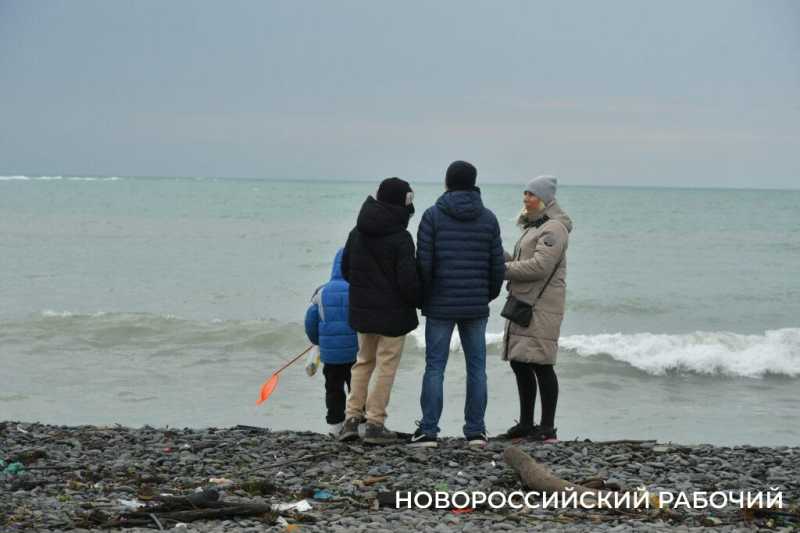 В первый погожий день новороссийцы гуляют у моря