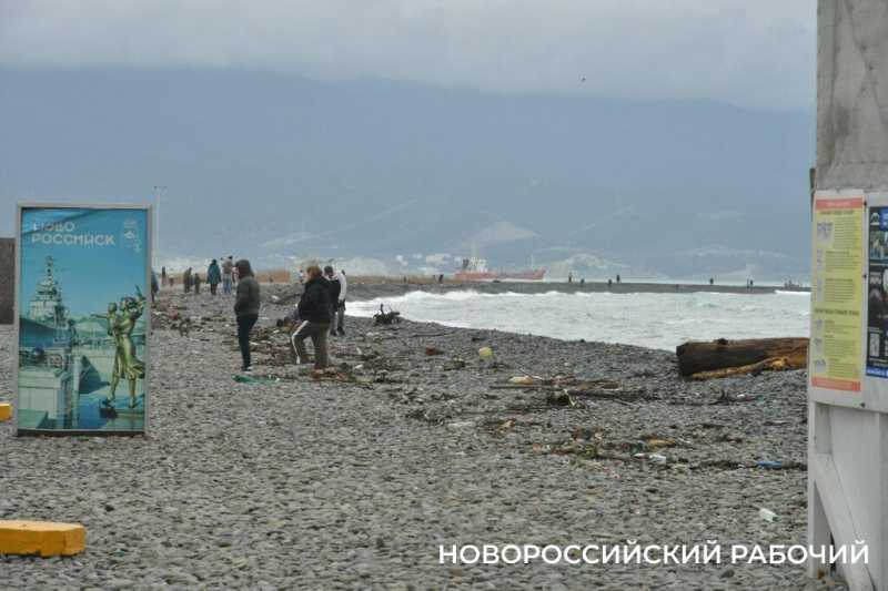 В первый погожий день новороссийцы гуляют у моря