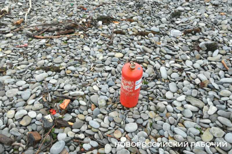 В первый погожий день новороссийцы гуляют у моря