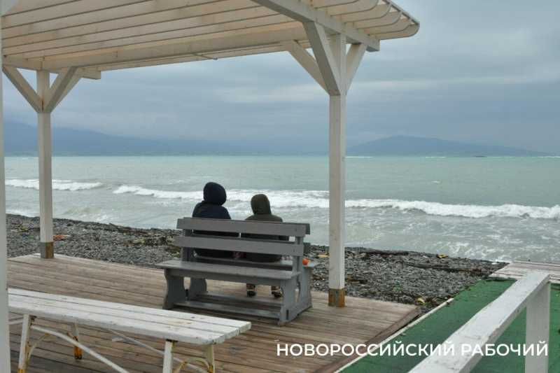 В первый погожий день новороссийцы гуляют у моря