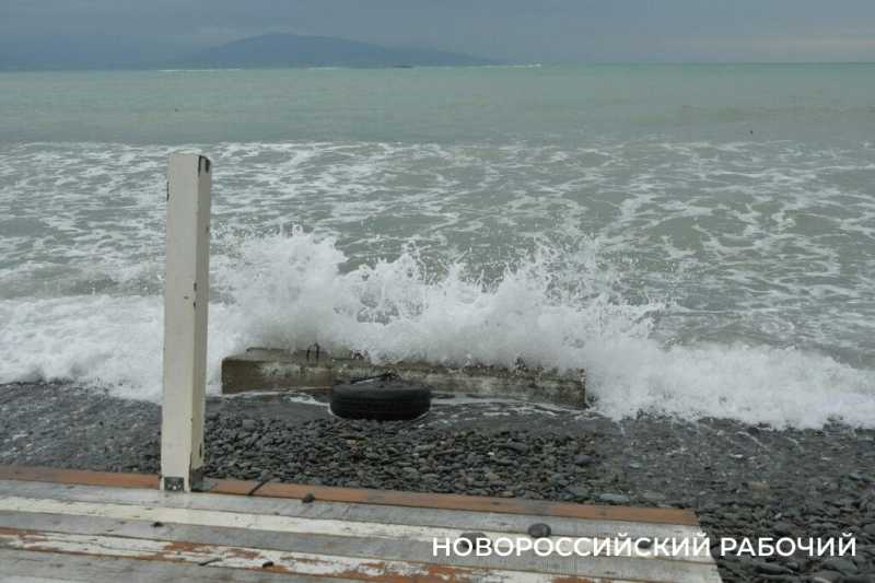 В первый погожий день новороссийцы гуляют у моря
