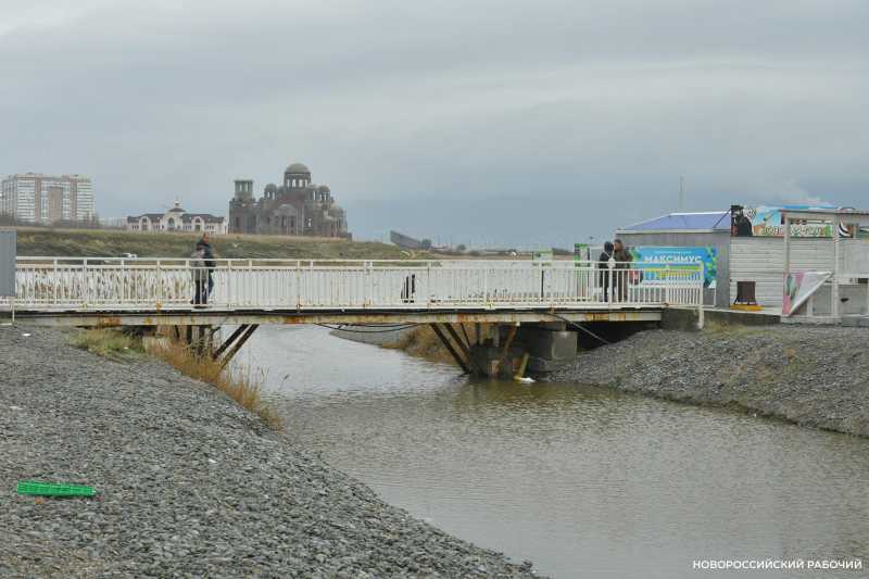 В первый погожий день новороссийцы гуляют у моря