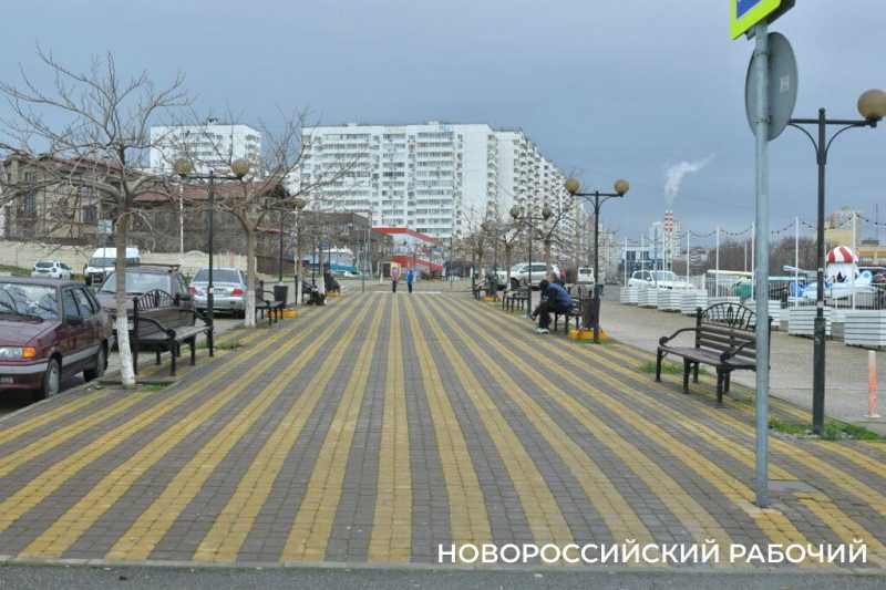 В первый погожий день новороссийцы гуляют у моря