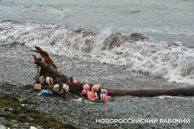 В первый погожий день новороссийцы гуляют у моря