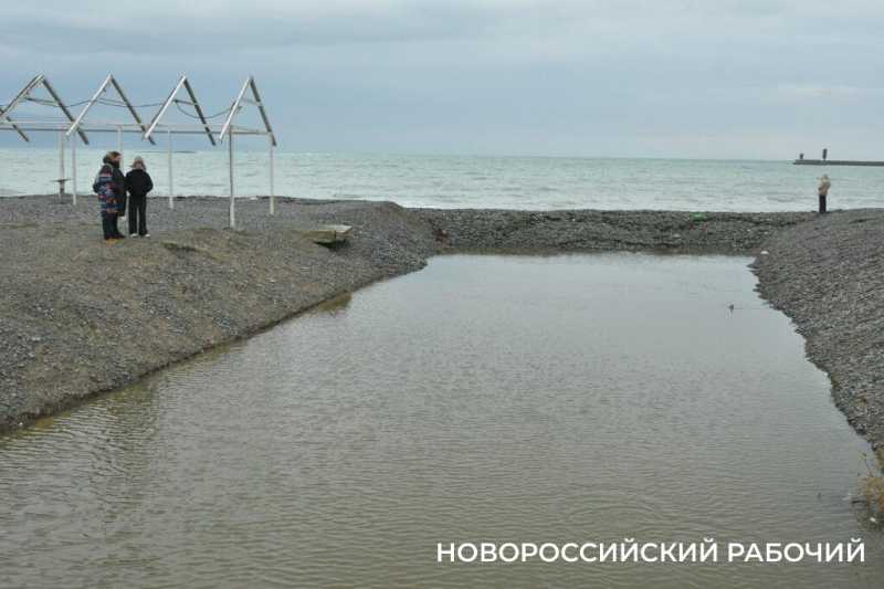 В первый погожий день новороссийцы гуляют у моря