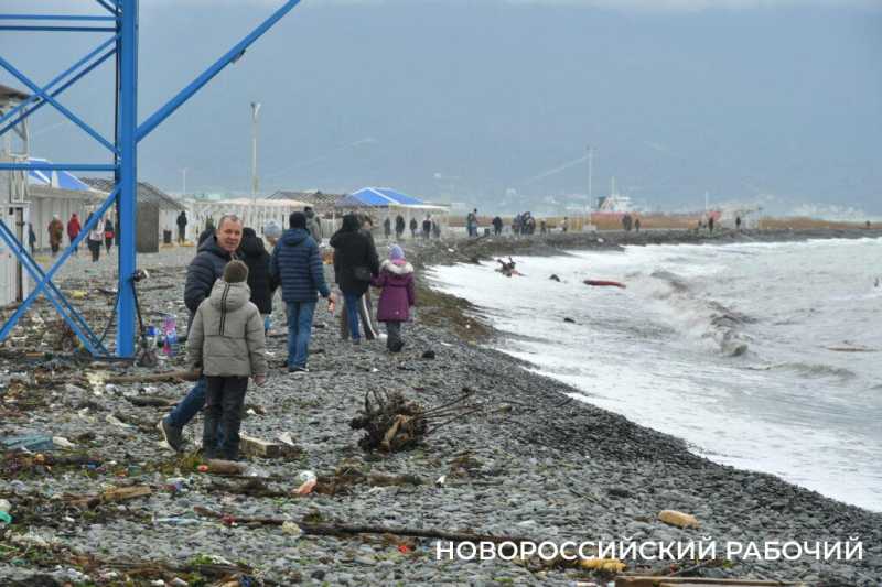В первый погожий день новороссийцы гуляют у моря