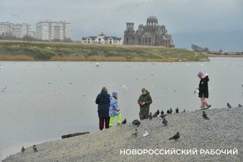 В первый погожий день новороссийцы гуляют у моря